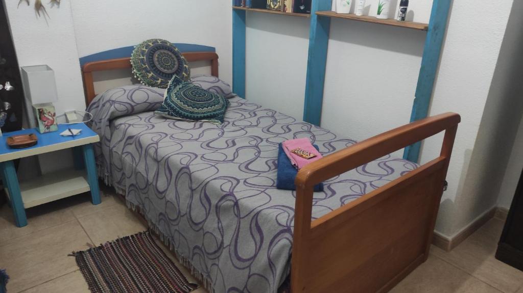 罗萨里奥港Laurainu的一张小床,位于带桌子的房间