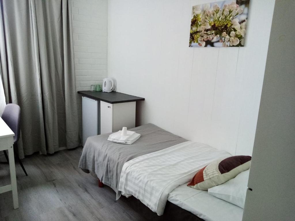 EvitskogHotel & Hostel Silmu的一间小卧室,配有一张床和一张桌子