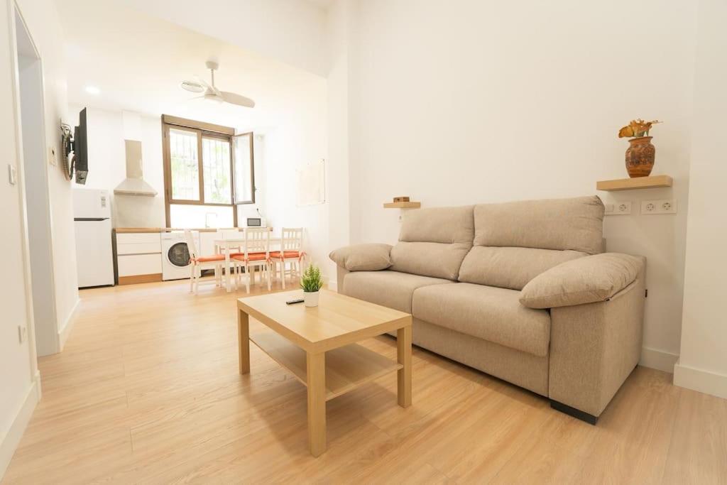 塞维利亚Apartamento a estrenar en San Bernardo的客厅配有沙发和桌子