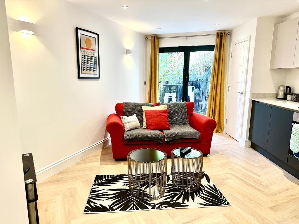 拉伊Rye Brand New Apartment的客厅配有红色沙发和地毯。