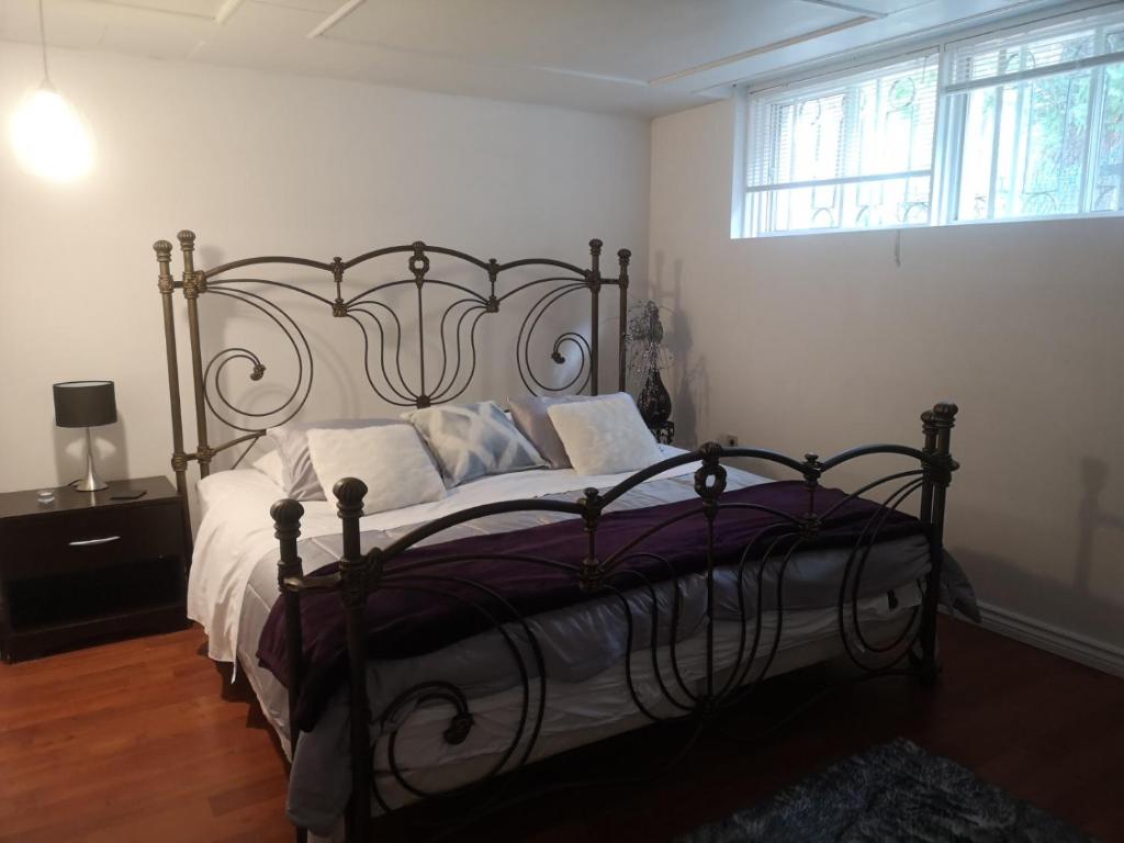蒙特利尔Comfortable 2-bedroom, private kitchen and bathroom的卧室配有一张带白色床单和枕头的大床。