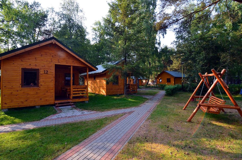 梅尔诺Bajkowy Las的小木屋,小屋旁设有一条小径