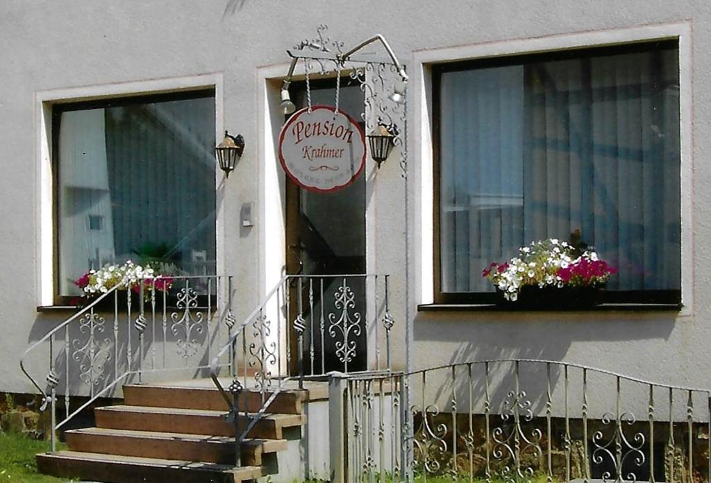 开姆尼茨Pension Krahmer的房屋前门的标志