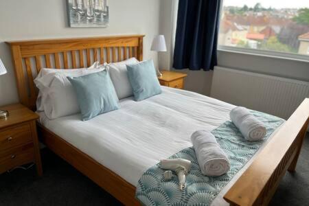 布里斯托Collingwood House by StayStaycations的卧室配有带枕头的大床和窗户。