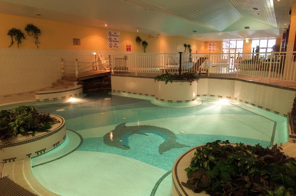 丁格尔丁格斯格尔林酒店的一座大型室内游泳池,里面设有海豚