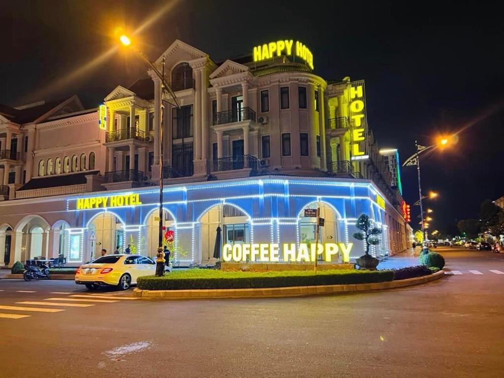 Ấp Rạch MẹoHAPPY HOTEL Kien Giang的前面有咖啡幸福标志的建筑