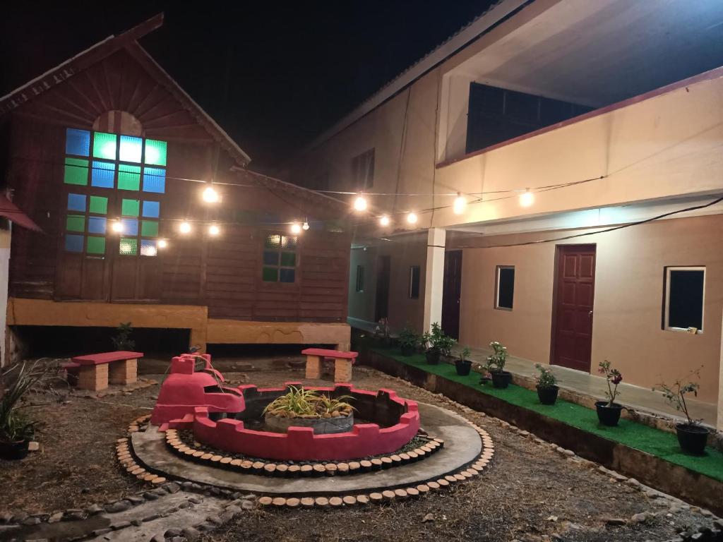 珍南海滩Lawer Guesthouse (Pulau Langkawi)的夜晚的庭院