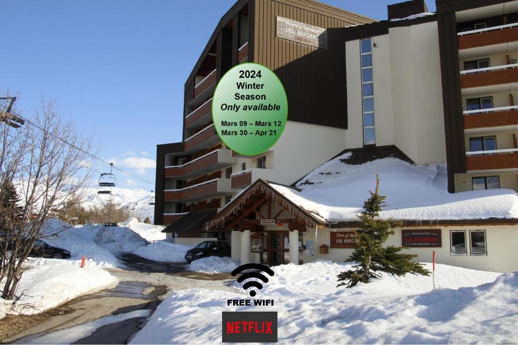 于埃Superb view+Swim Pool+Smart TV+Netflix+Projector的雪上标有标志的建筑