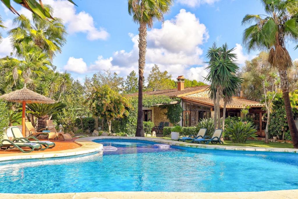 埃尔波特Finca Ranchon Grande by Rentallorca的一个带椅子的游泳池以及一座房子