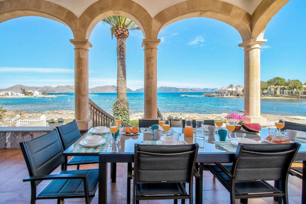阿尔库迪亚Villa Can Siulet by Rentallorca的一间带桌椅的海景用餐室