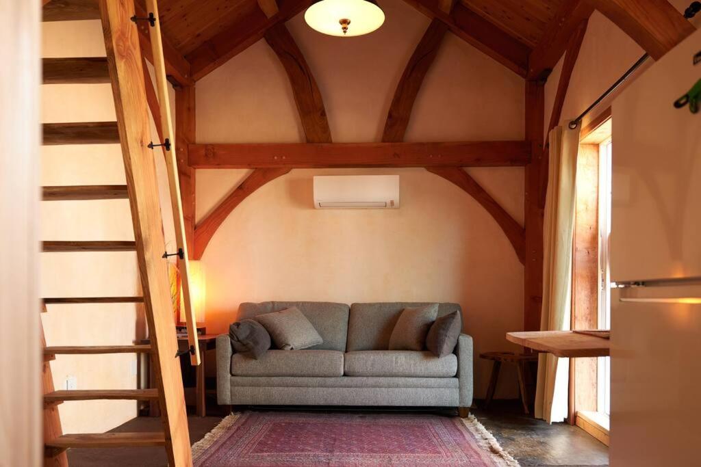 Timber frame guesthouse in NE Portland的休息区