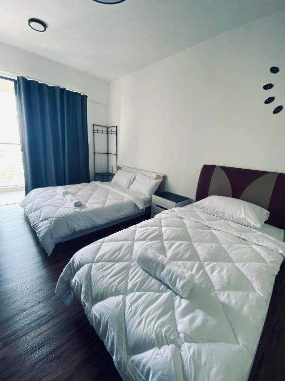 东贡岸Comfy suites的酒店客房设有两张床和窗户。