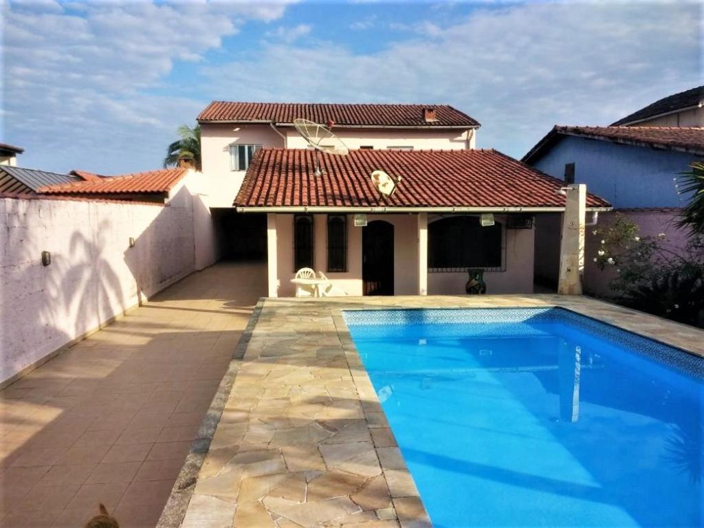 伯迪亚哥Casa com piscina的别墅前设有游泳池