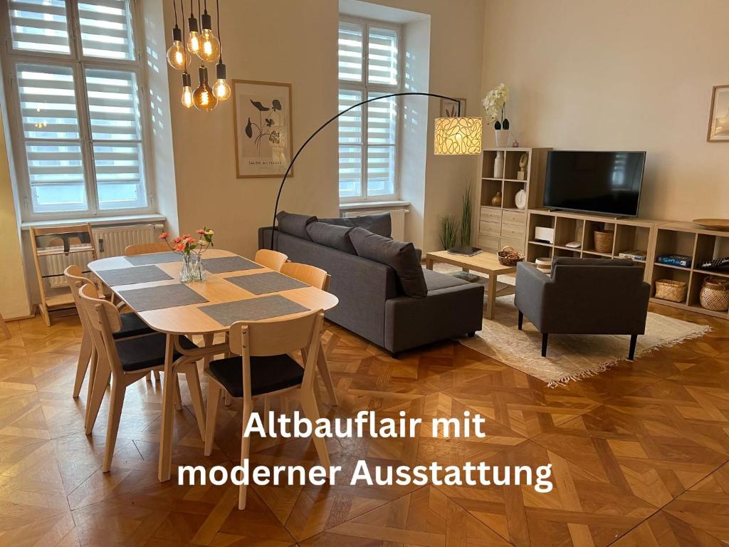 格拉茨Wohnen im Herzen von Graz的客厅配有桌子和沙发
