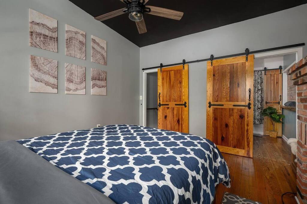 巴尔的摩Johns Hopkins Historic Renovated home - Fells Point!的一间卧室配有一张带蓝白色毯子的床