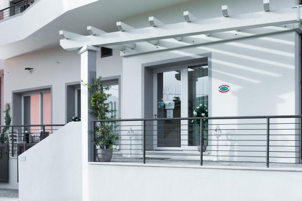 奥罗塞伊Hotel Gli Ulivi的白色的房子,设有植物阳台