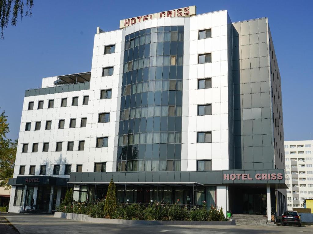 布加勒斯特HOTEL CRISS的白色的建筑,上面有酒店标志