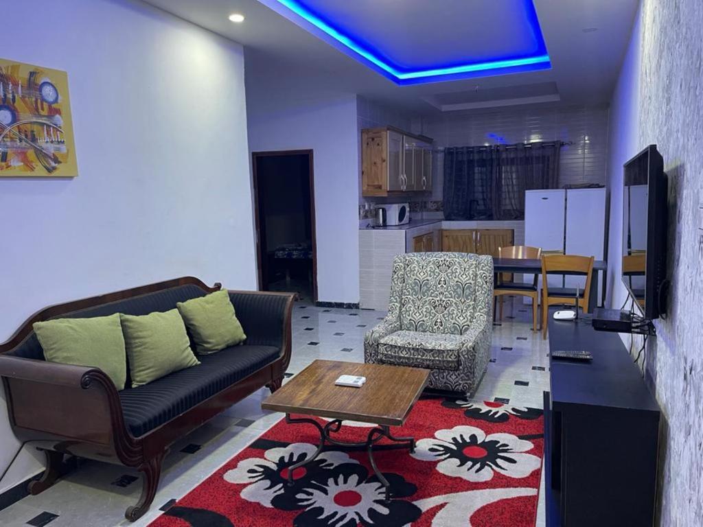 BijiloBijilo Appartments的客厅配有沙发、椅子和桌子