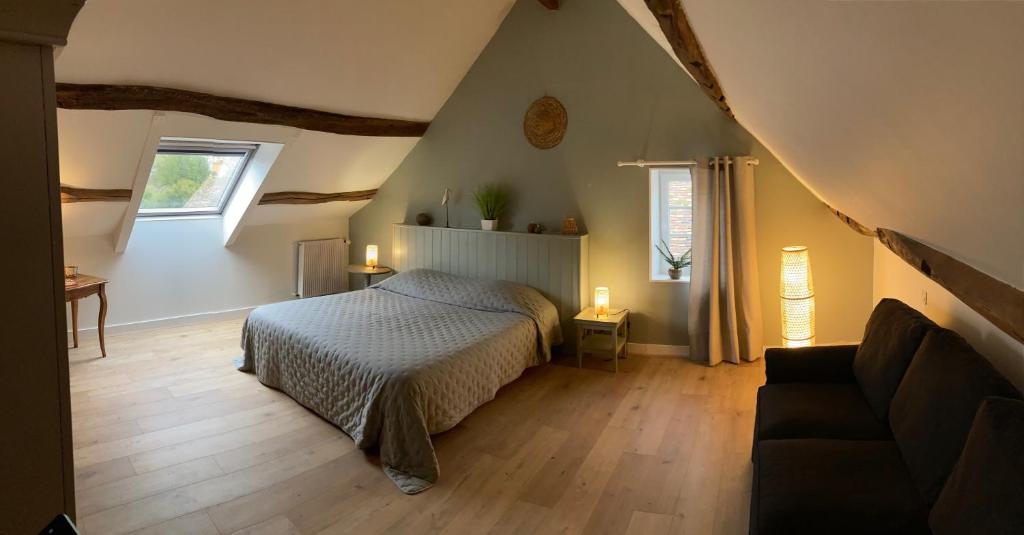 库谢韦尔尼贝居安酒店的一间卧室配有一张床和一张沙发