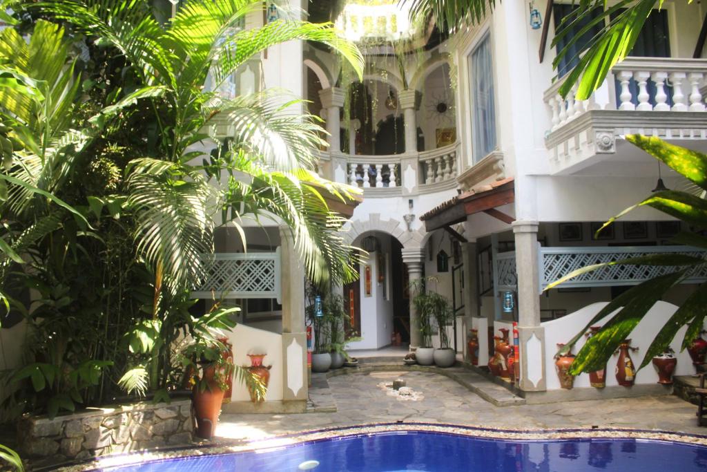 康提Villa Olde Ceylon的一座带游泳池的建筑的庭院