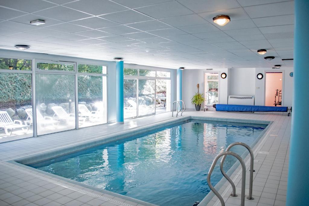 穆斯拉尔盖德Residence Le Royal Golf & Horse的窗户客房内的大型蓝色泳池