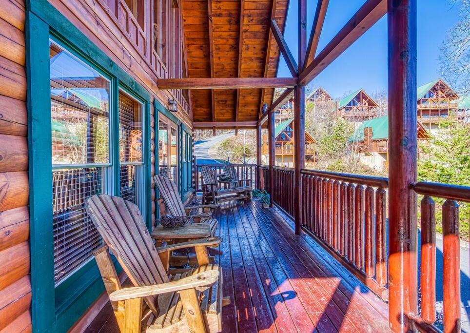 Solid Ground Lodge with Yard!的阳台或露台