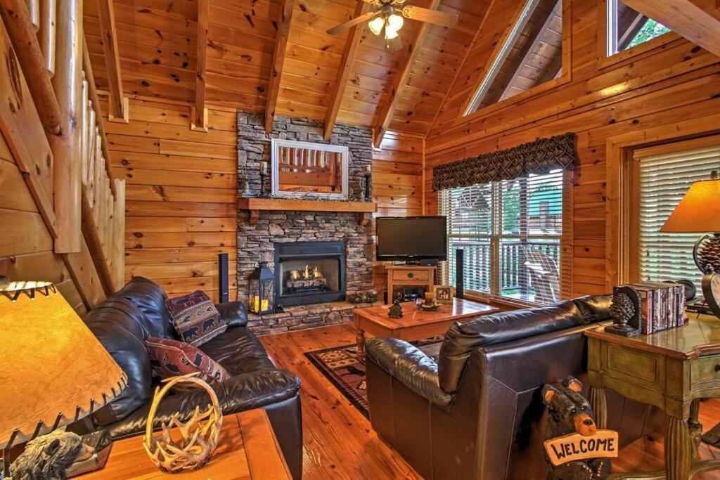 Solid Ground Lodge with Yard!的休息区