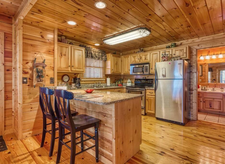 Solid Ground Lodge with Yard!的厨房或小厨房
