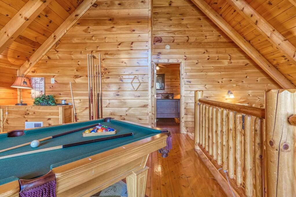 Solid Ground Lodge with Yard!内的一张台球桌