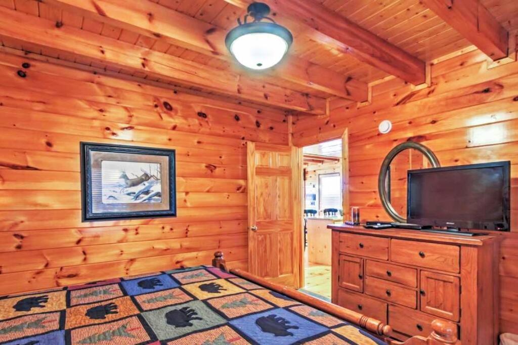 Solid Ground Lodge with Yard!的电视和&#47;或娱乐中心