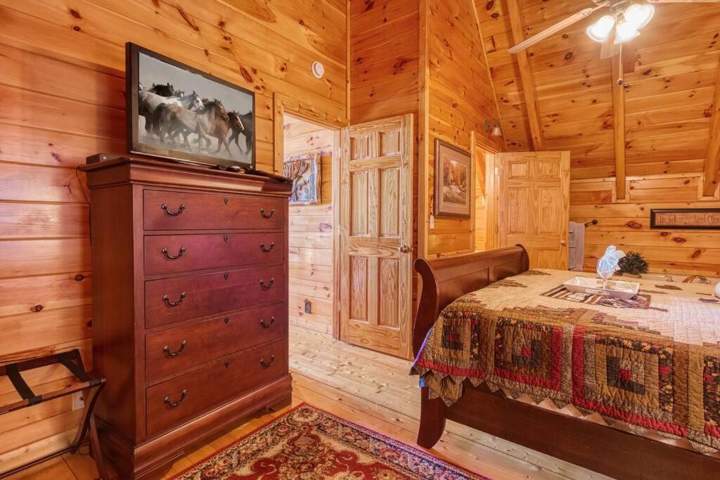 Solid Ground Lodge with Yard!的电视和&#47;或娱乐中心