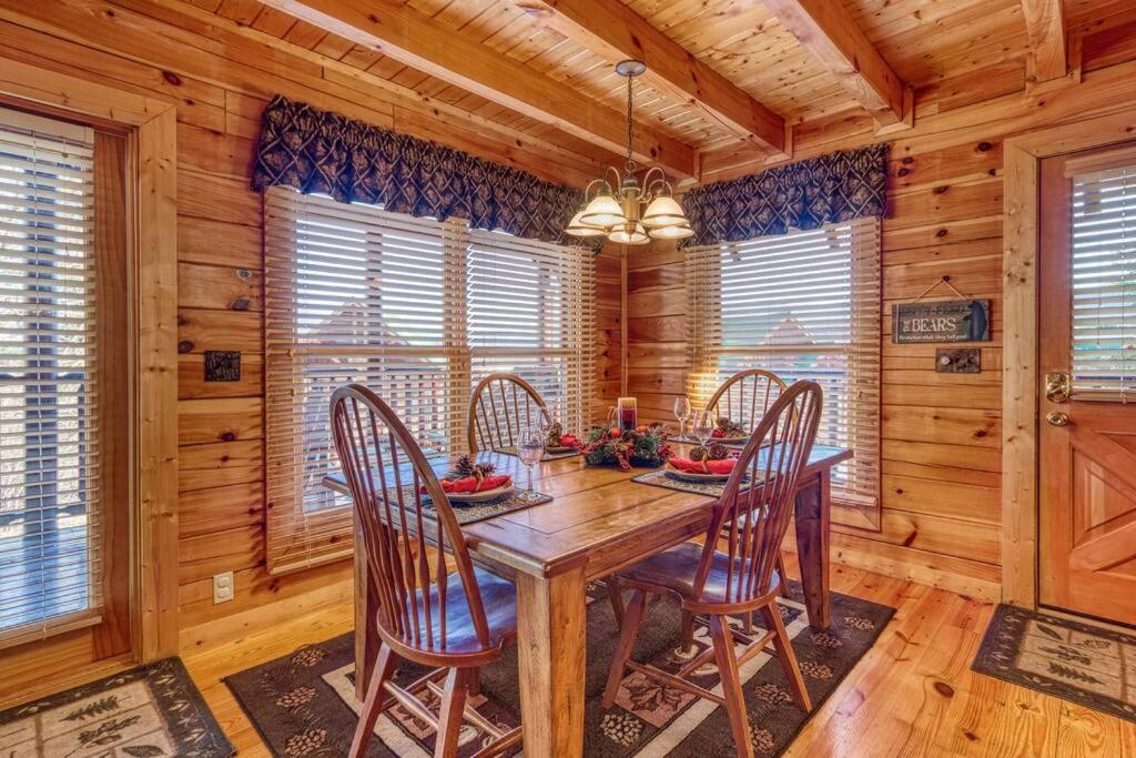 Solid Ground Lodge with Yard!平面图