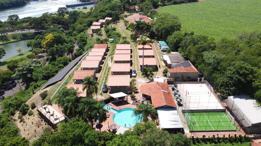 IgarassúPanorama Park Hotel的享有带游泳池的房屋的空中景致