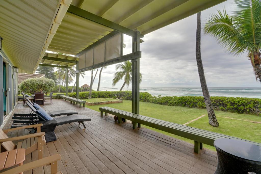 WaianaeWaianae Beach House with Direct Coast Access and Views的一个带长椅的海景门廊