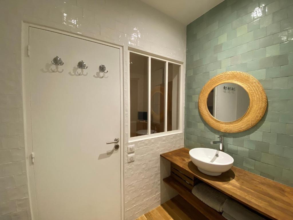巴黎Maison de ville d'architecte parking gratuit的一间带水槽和镜子的浴室