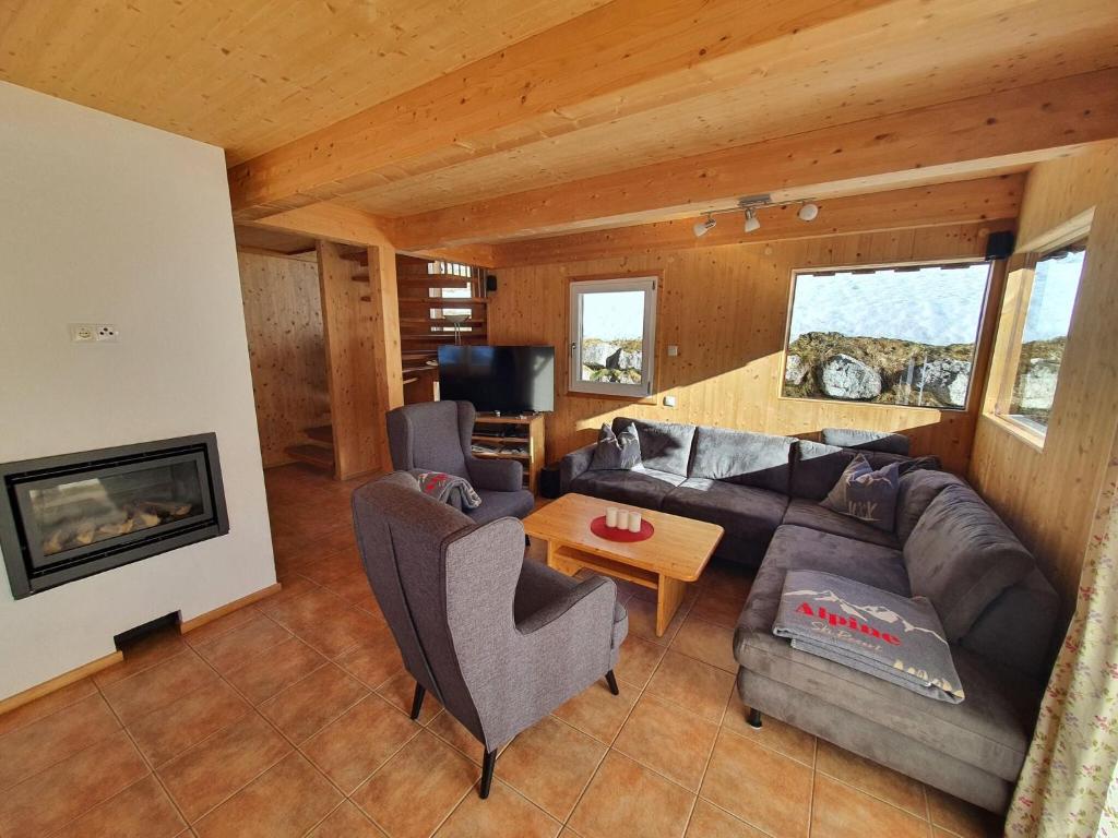 上陶恩Exclusive chalet in Hohentauern in ski area的带沙发和壁炉的客厅