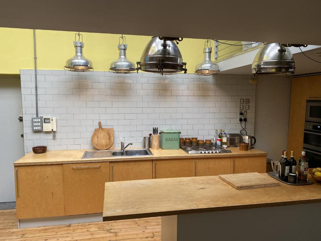 伦敦Victoria Park Apartment的厨房配有水槽和一些锅碗瓢盆