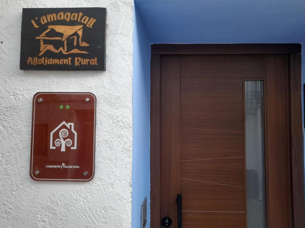 AhínL'Amagatall的门旁建筑物上的标志