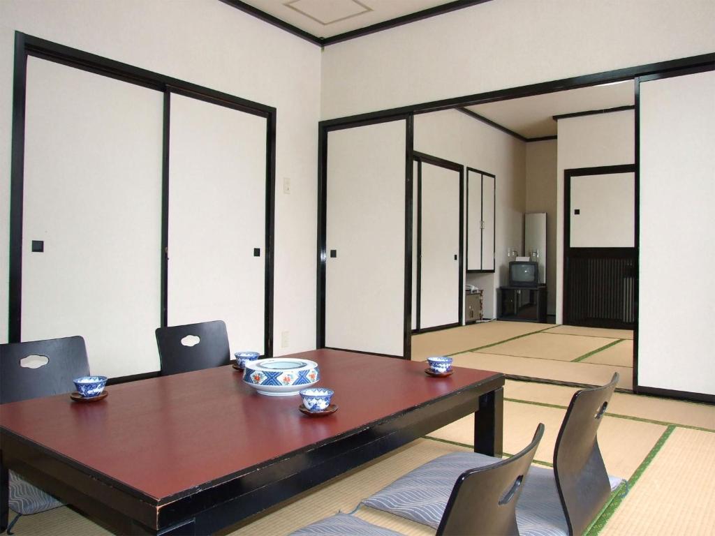 雫石町Oshuku Onsen Hotel Uguisu - Vacation STAY 27315v的一间带桌椅的用餐室
