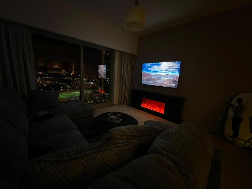 阿布扎比Dinar Home的带沙发和平面电视的客厅