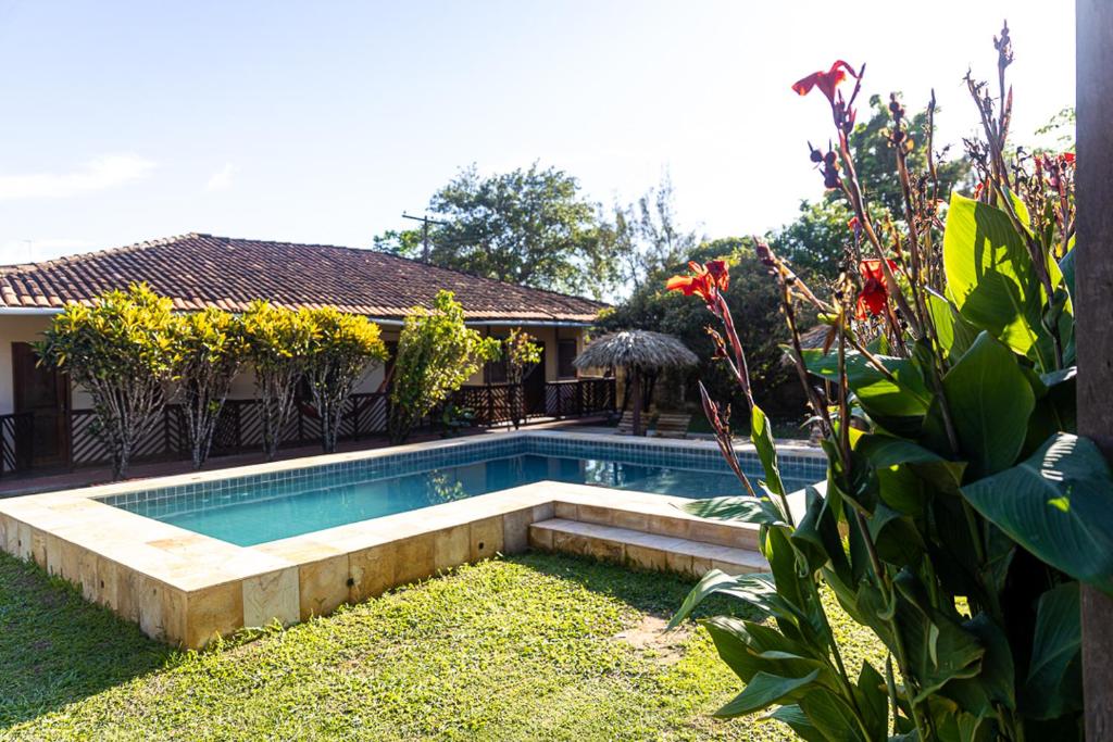 索雷浦赛达奥卡恩托多弗朗西斯酒店的一座房子的院子内的游泳池