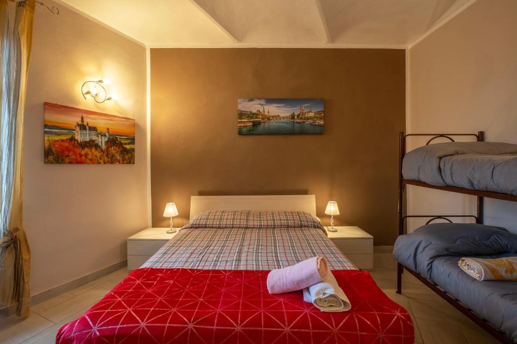 阿斯蒂Casa Martina的一间卧室配有一张床和两张双层床。