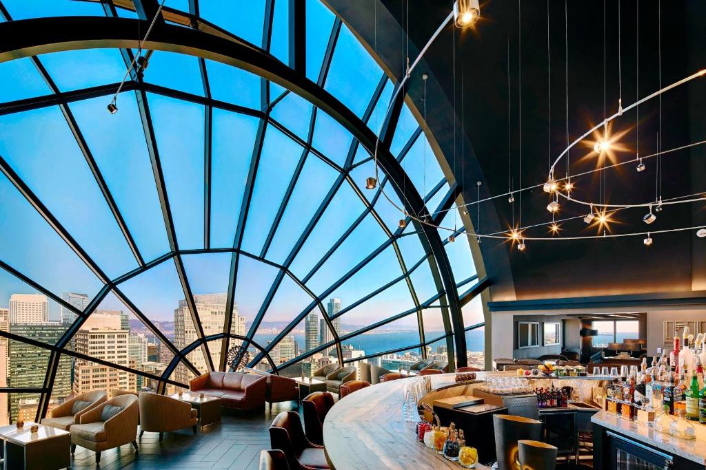 旧金山旧金山马奎斯联合广场万豪酒店的餐厅设有大型玻璃天花板,享有其美景。