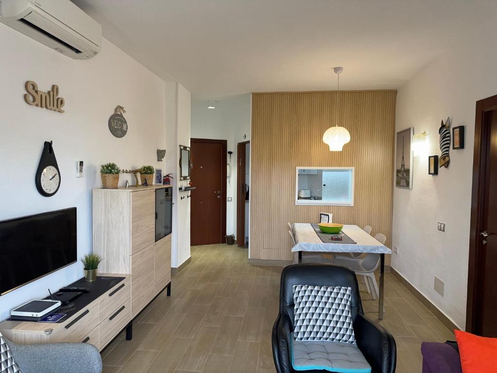 贝纳尔马德纳Apartamento Mar del Sur的一间带书桌的客厅和一间带桌子的厨房