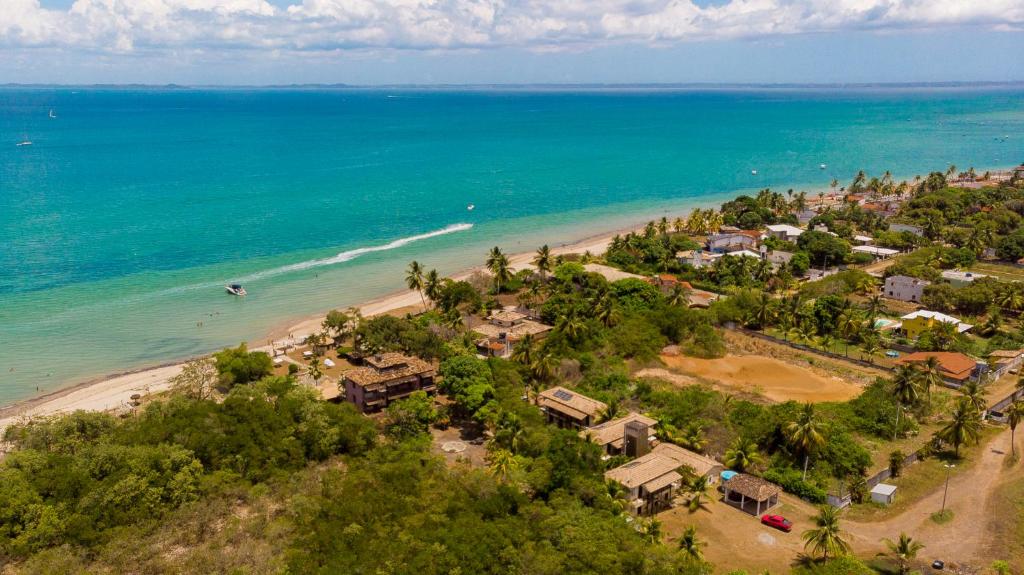 伊塔帕里卡Itaparica praia hotel的海滩上的度假村的空中景致