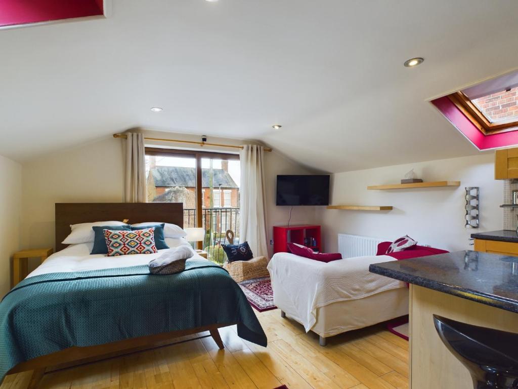 贝尔法斯特Gatelodge Studio, Ballyhackamore的卧室配有一张床和一张桌子