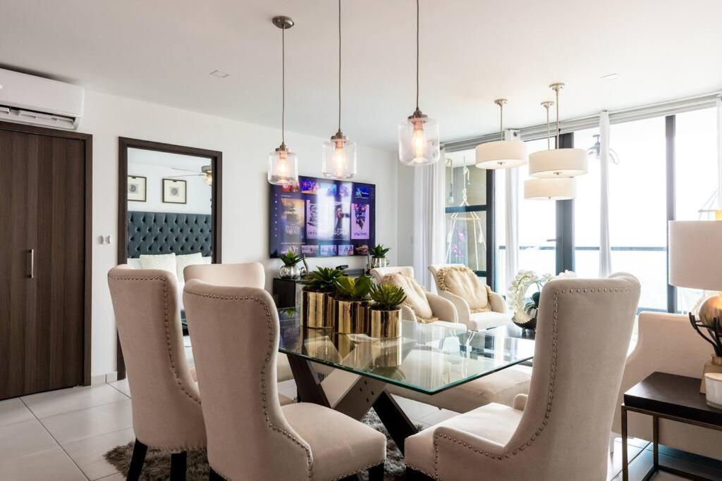 特古西加尔巴Luxury 3BR Penthouse in Astria 1407的一间设有玻璃桌和椅子的用餐室