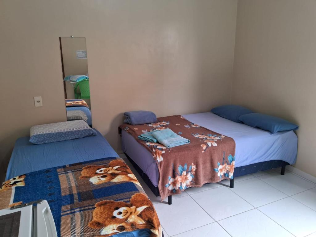 马瑙斯Edward Suíte Manaus 03的一间卧室配有两张床和镜子