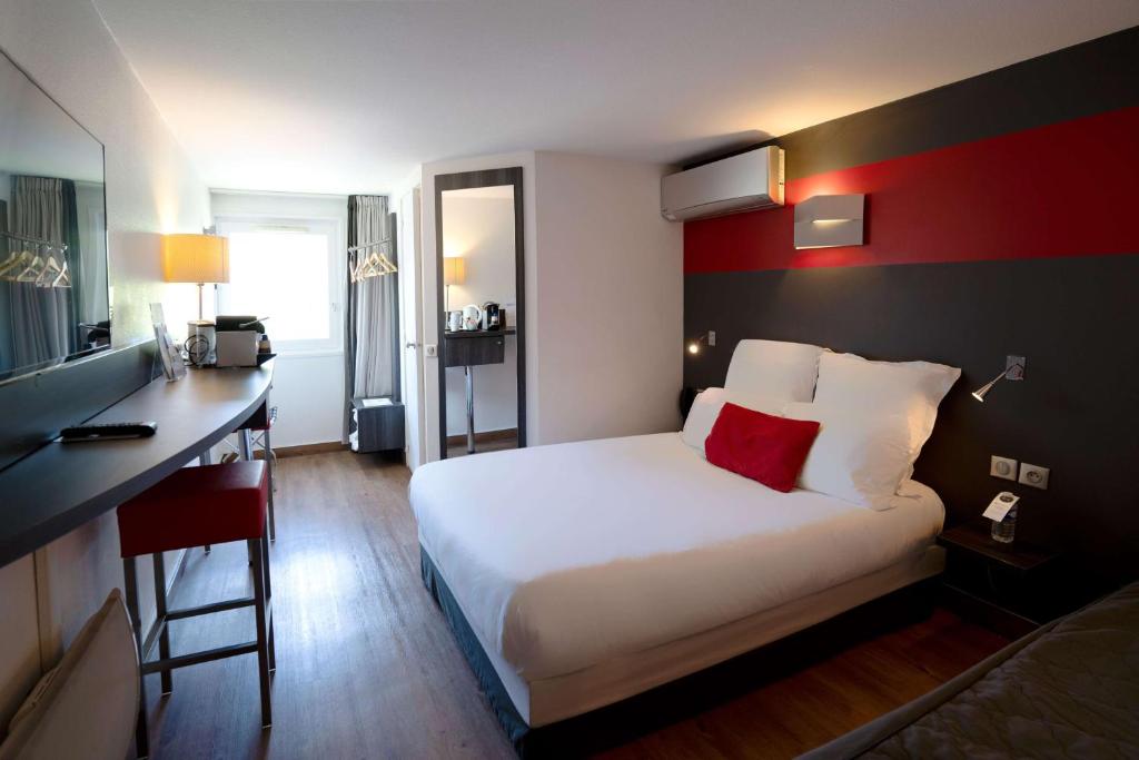 布克凡尔赛贝斯特韦斯特酒店的配有一张床和一张书桌的酒店客房