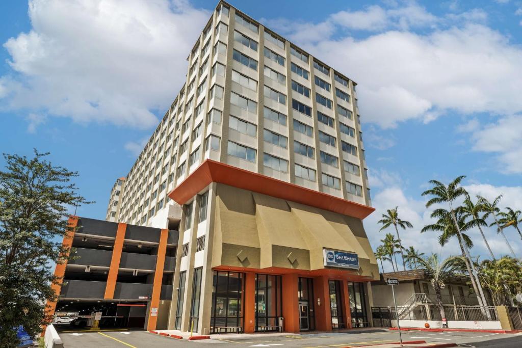 檀香山Best Western The Plaza Hotel Honolulu Airport - Free Breakfast的一座高大的办公楼,有一座建筑